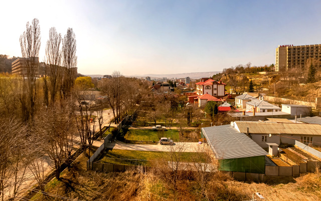 Апартаменты Лира от Ирины Савельевой + С красивым видом на Боргустанский хребет + У входа в верхний Курортный парк + Релакс 150%!