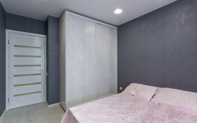Evrodukhkomnatnaya so stilnym remontom v tsentre Flat
