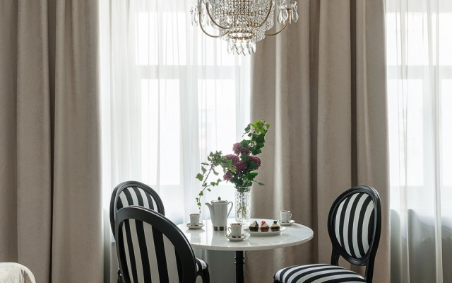 Квартира с авторским дизайном LetYourFlat Burgundy