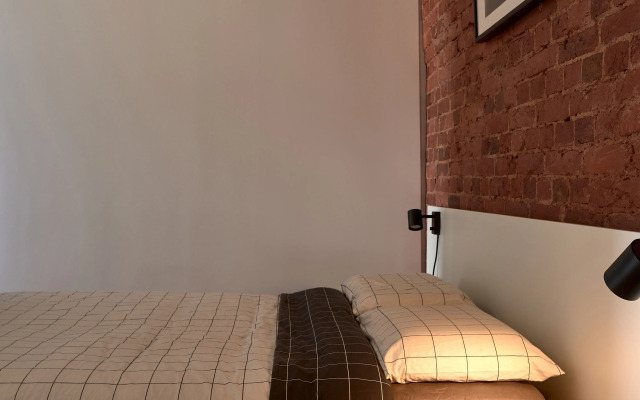 Ryadom S Nevoy Na Ulitse Chaykovskogo Flat