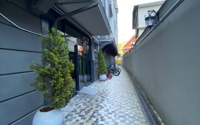 Yutnaya Studiya S Ponoramnimi Oknami V centre Adlera More Flat