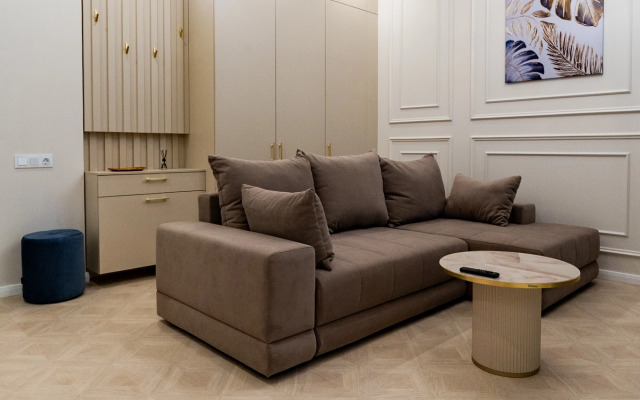 Monstera Lyuks v Nebuge Flat