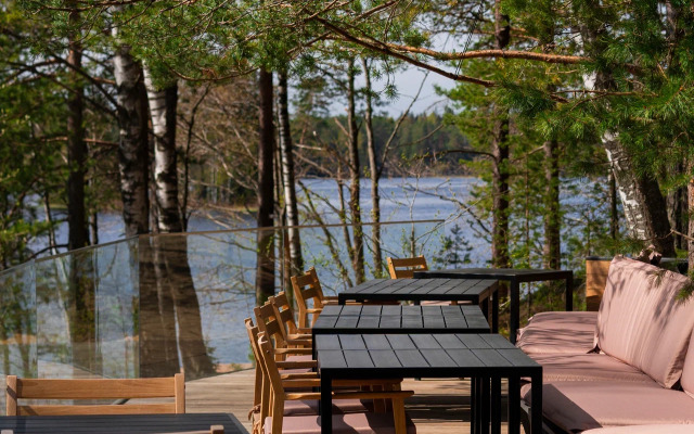 We Lodge Hotel