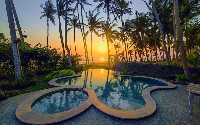 Absolute Beachfront Villa Laut