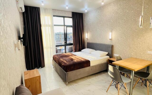3kh mestnye apartamenty s balkonom i basseynom Apartments