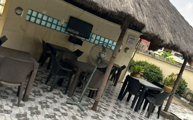 Отель Signatious Suites