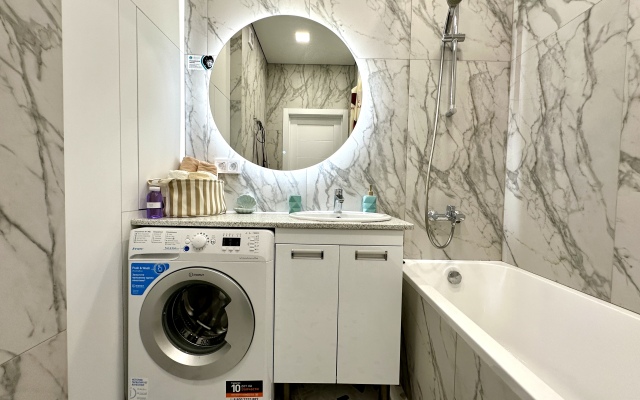Lyuks Akvamarin s Dizaynerskim Remontom, Dlya Bolshoy Semi Apartments