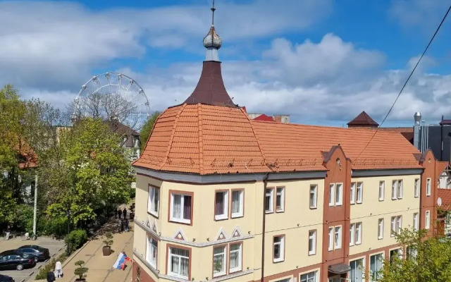 Dvukhurovnevaya Kvartira S Vidom Na More Apartments
