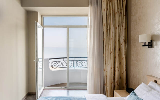 Apart Vl Na Naberezhnoy S Vidom Na More Apartments