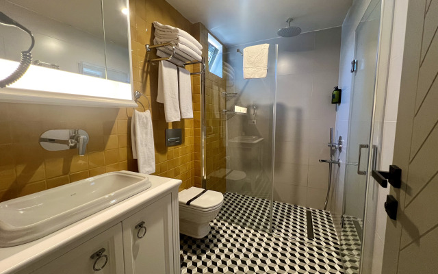 Weingart Suites Hotel