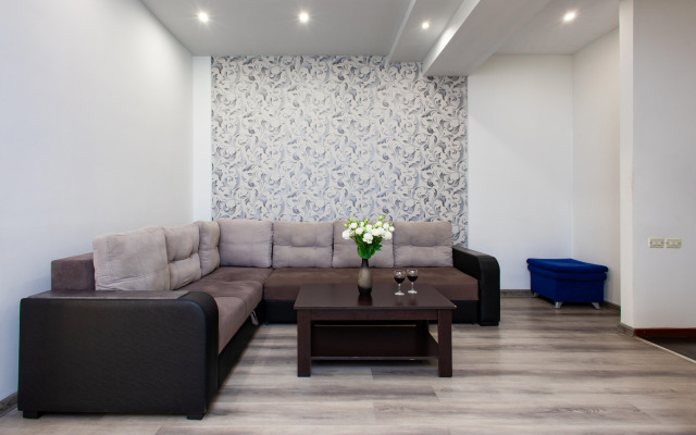 2-K v Novostroyke, Ulitsa In Yerevantsu, Hh399 Flat