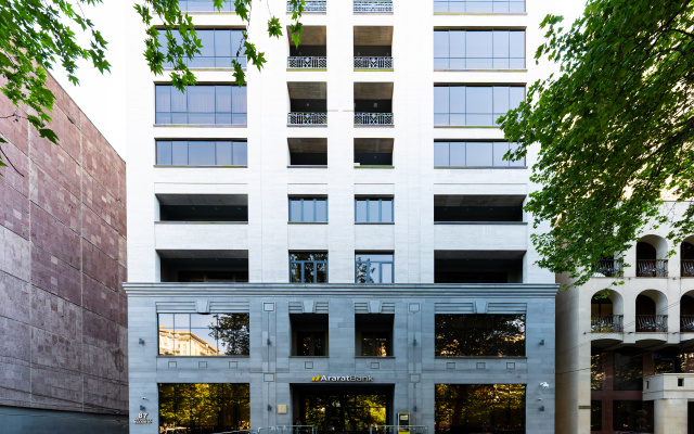 S 2 Spalnyami i Balkonom v Tsentre Goroda ot Sweet Home Apartment
