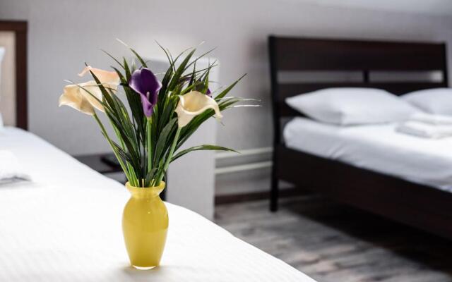 Everest Hotel