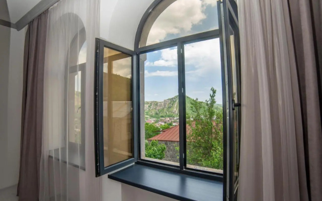 Popock Goris Guest House