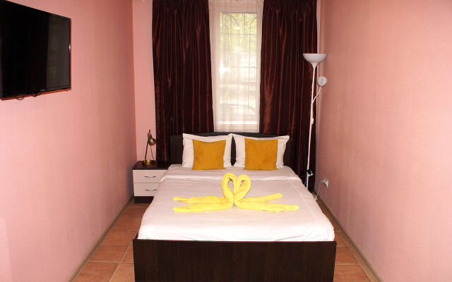 Апартаменты Лето&Зеленая Роща двуспальная кровать