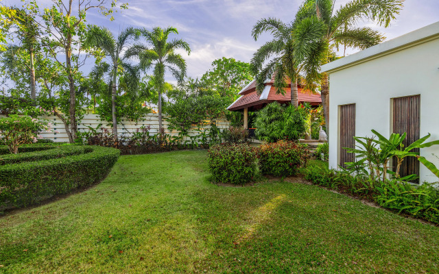Toba Baan Bua Estate Naiharn Beach Villa