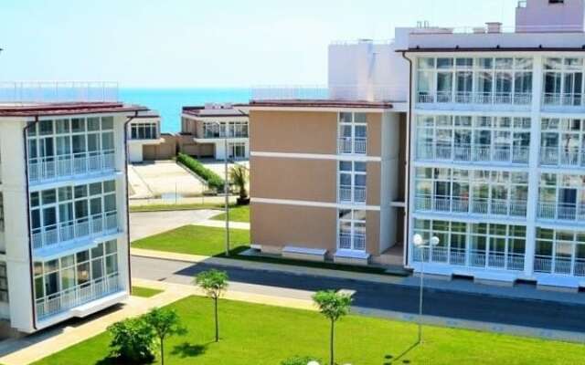 U Morya Na Bulvar Nadezhd 4/2 Flat