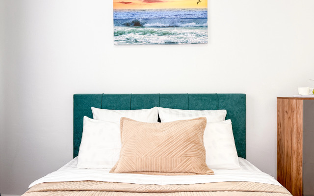 Uyutnaya Solnechnaya Yevrodvushka Vblizi Morya Flat