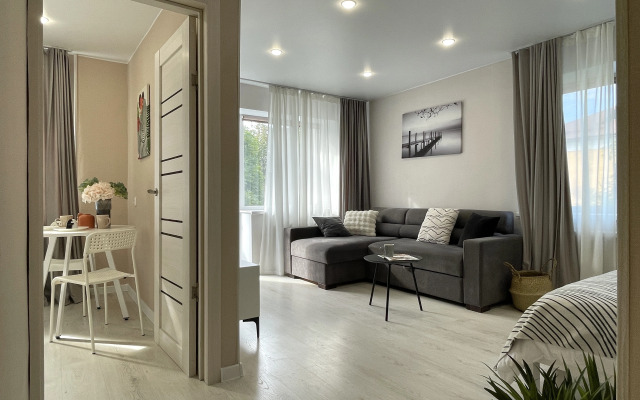 Na Novoluchanskoy Vozle Kremlya Flat