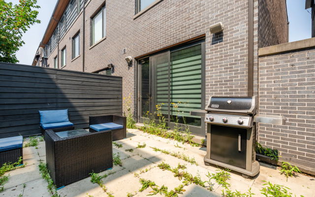 Exclusive Four-Bedroom Townhouse in Downtown Toronto Private House