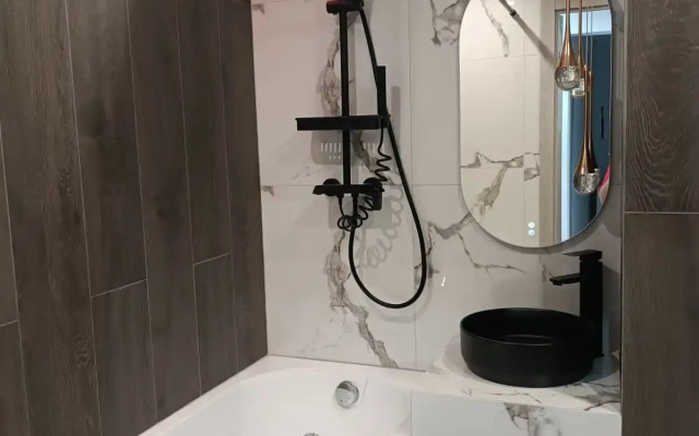 S Dzhakuzi I Illyuminatsiey Flat