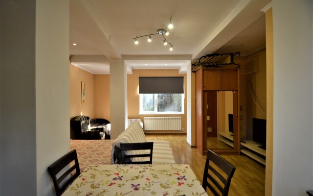 Апартаменты Статус на Кирова 10 в Ялте 2