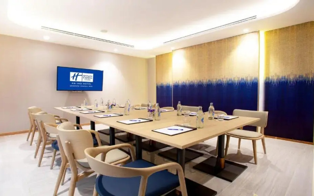 Holiday Inn Express and Suites Bangkok Central Pier by IHG