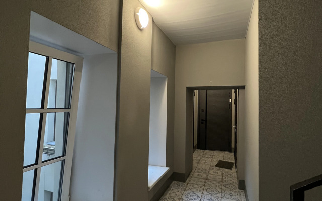 Studiya v Novom Dome s Frantsuzskimi Balkonami Flat