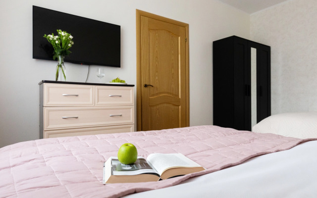 Semejnaya Dvuhkomnatnaya u Zooparka s Gamakom na Lodzhii Flat