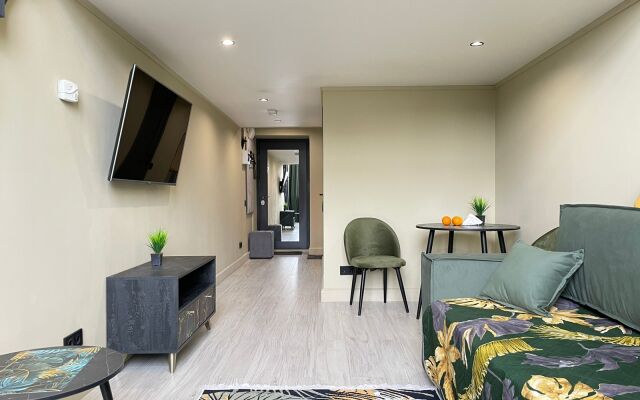 Uyutnye Sovremennye Vmestitelnye Apartamenty 615 Apartments