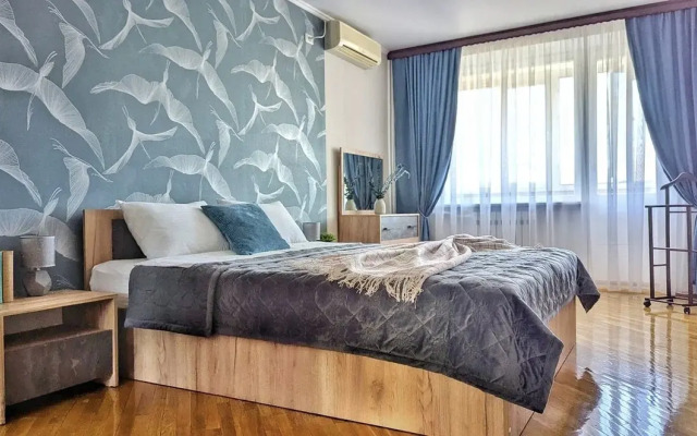 Bolshaya uyutnaya vozle parka flat