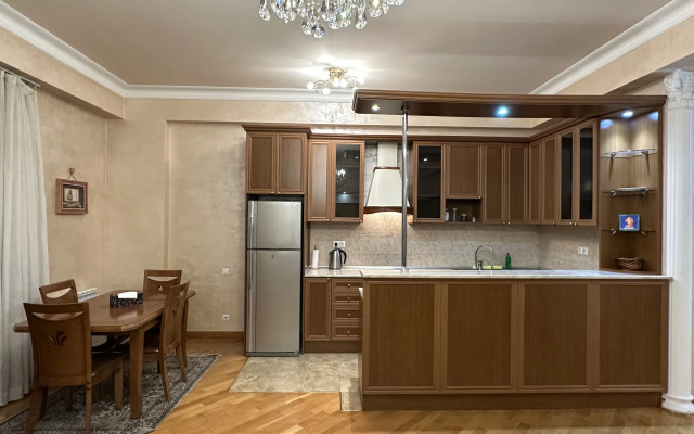 2-K v Novostroyke, Ulitsa Arama, Di482 Flat