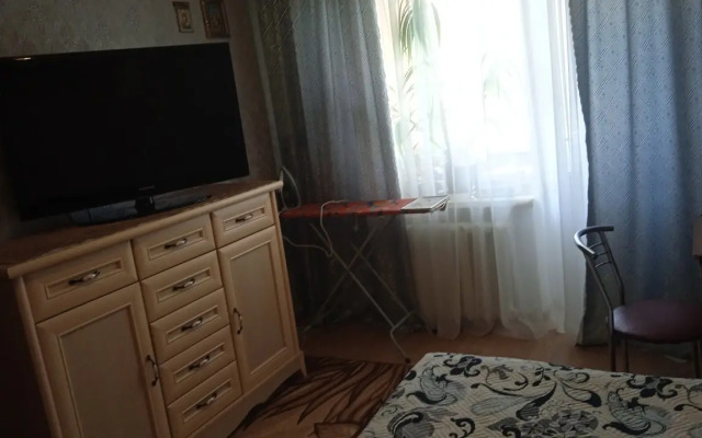Tryokhkomnatnaya V Posyolke Ordzhonikidze Flat