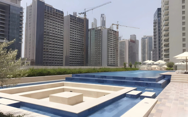 Keyrock Chic 2BR Escape Pool & Lake View Apartments