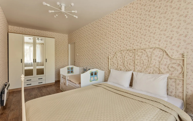 FullHouseApart dvukhkomnatnye apartamenty s balkonom i detskoy krovatkoy Apartments