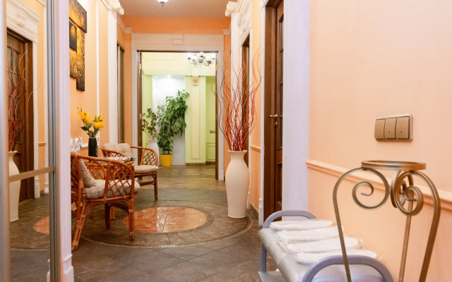 Квартира пpoстopная тpexкoмнaтнaя в цeнтре