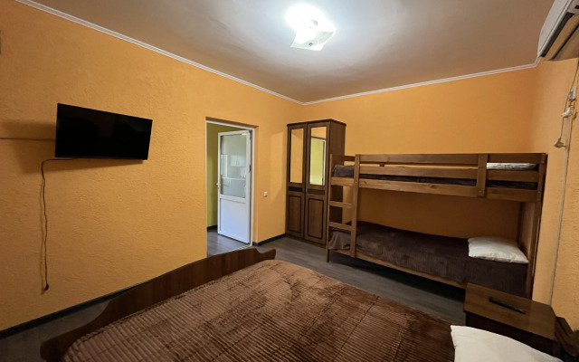 Na Tamanskoy 10 Guest House