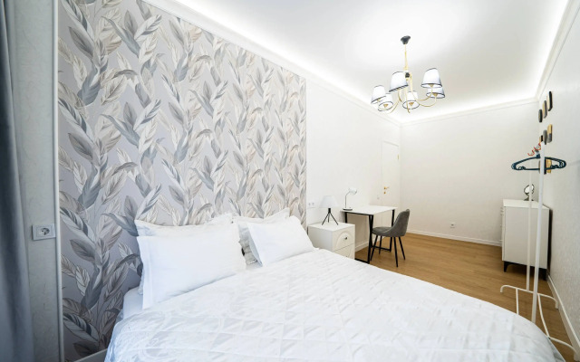V Tsentre s Parkovkoy Flat