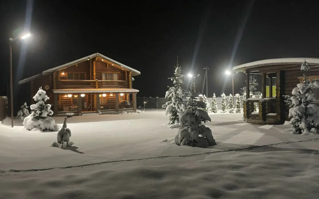 Uyutny dom v lesu u reki Private house