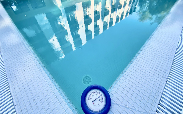 Апартаменты в отеле с подогреваемым бассейном