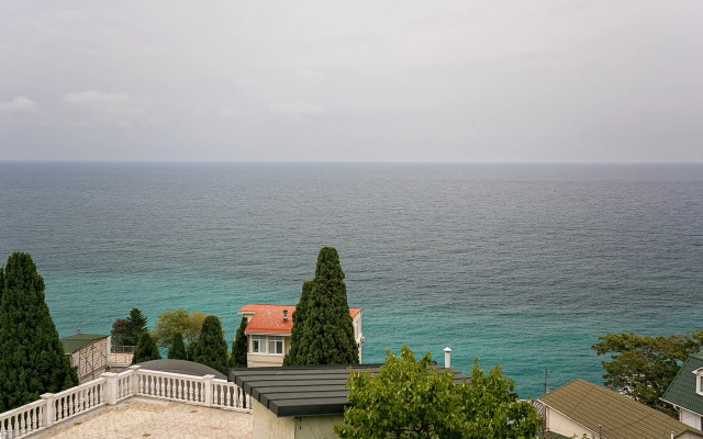 Квартира с видом на море и храм