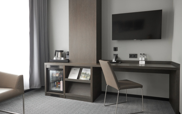 Отель FarFour Inn & Suite