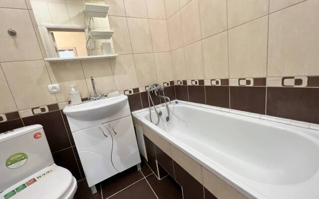 Komfot S Tremiya Spalnymi Mestami Flat
