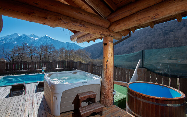 Kedr 750, 6 spalen, 15 gostej s Bassejnom i Banej Chalet