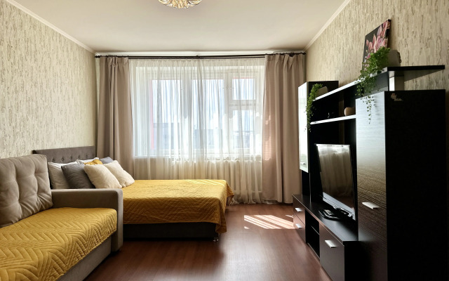 Aktiniya, Ryadom s TTS Mikhaylovskiy Apartments