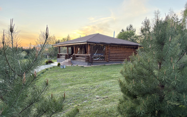 Частный дом из бревна с баней