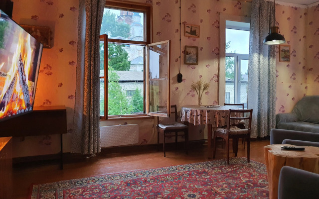 V Starinnom Osobnyake  voskresenskaya - Pamyatnik Provintsialnogo Klassitsizma Flat