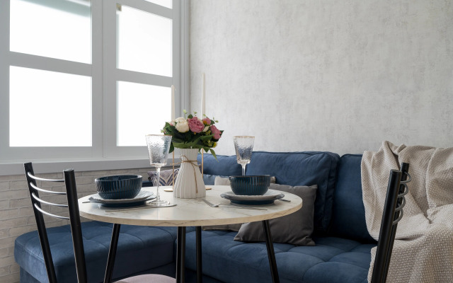 Uyutnaya s basseynom vozle morya Flat