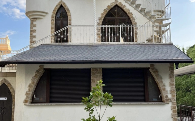 Persikovy Zamok Private House