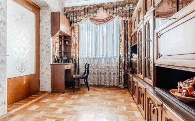 V Tikhom Tsentre Park Chelyuskintsev 4 Kom.kv. Flat